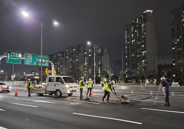 부산 수영강변 지하차도 또 지반침하…부분 통제 '복구 중'