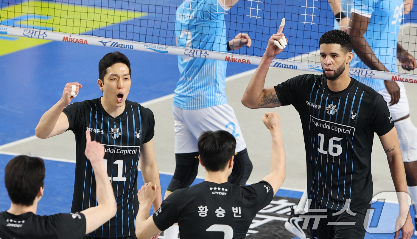 (천안=뉴스1) 김기태 기자 = 6일 충남 천안 유관순체육관에서 열린 프로배구 2025-2026 V리그 남자부 챔피언 결정전 3차전 대한항공과 현대캐피탈의 경기에서 현대캐피탈 레오 …