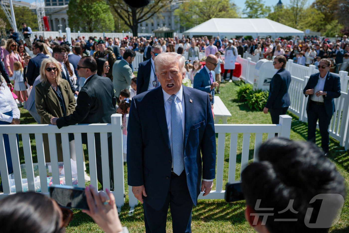 (워싱턴DC 로이터=뉴스1) = 6일(현지시간) 도널드 트럼프 미국 대통령이 워싱턴DC 백악관에서 열린 '부활절 달걀 굴리기'(Easter Egg Roll) 행사에서 취재진 질문에 …