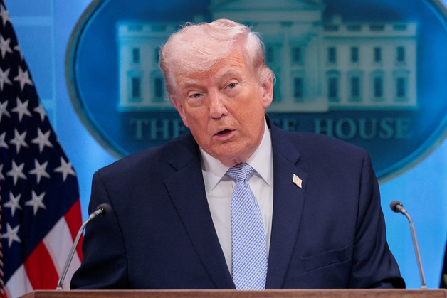 [포토]이란서 추락 F-15 탑승자 구출작전 브리핑하는 트럼프