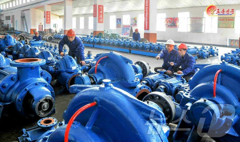 (평양 노동신문=뉴스1) = 북한 노동당 기관지 노동신문은 7일 안주펌프공장에서 "인민경제 여러 부문에 필요한 펌프 생산에 힘을 넣고 있다"고 선전했다.[국내에서만 사용가능. 재배 …