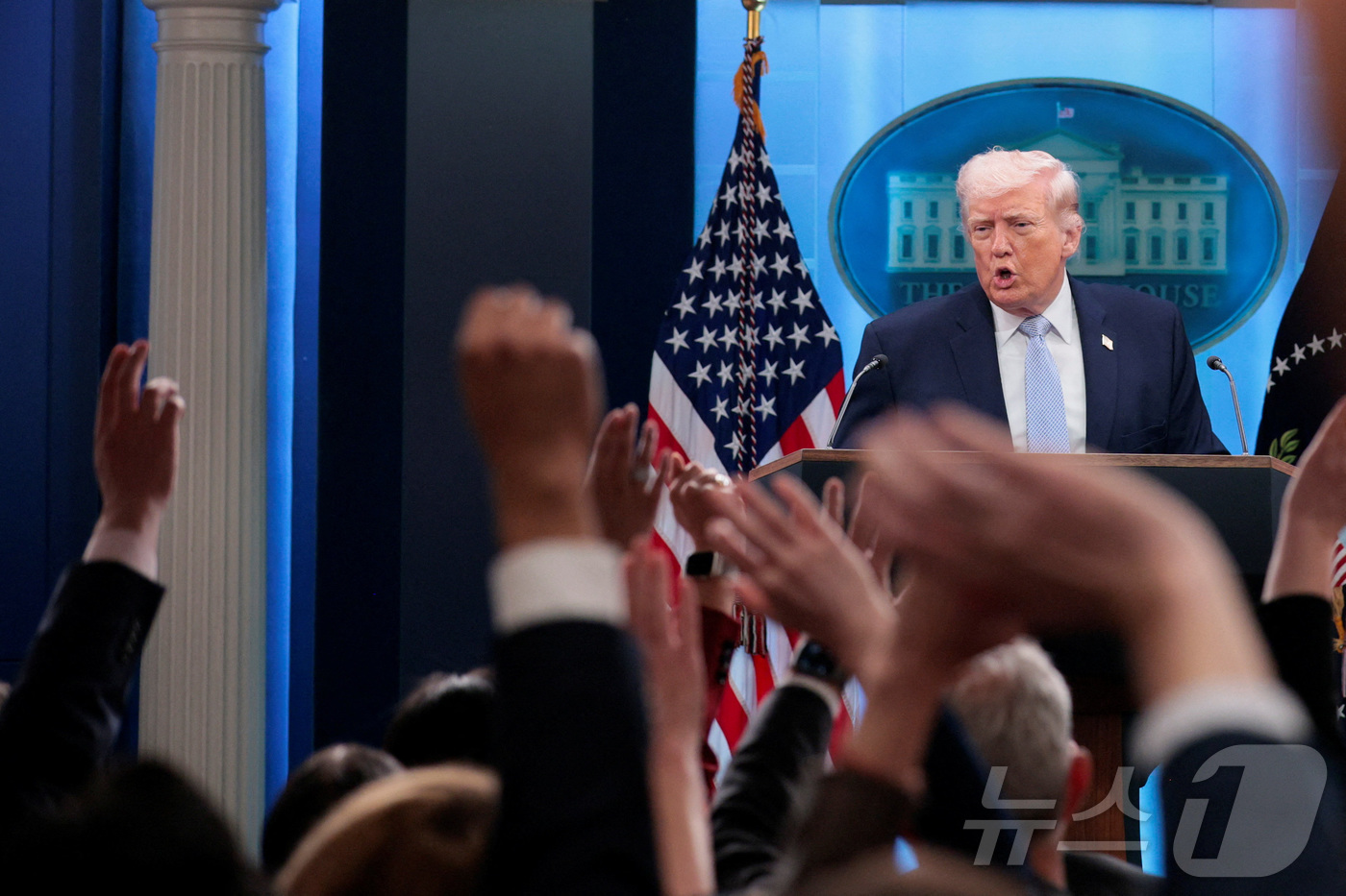 (로이터=뉴스1) = 도널드 트럼프 미국 대통령이 6일(현지시간) 워싱턴DC 백악관에서 가진 기자회견에서 취재진의 질문을 받고  있다. ⓒ 로이터=뉴스1