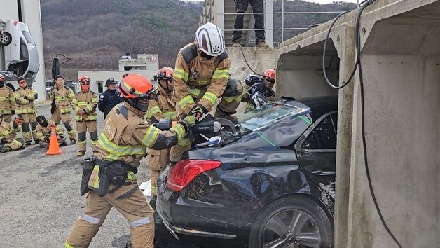 대통령경호처·중앙소방학교, '특수차량 인명구조' 훈련