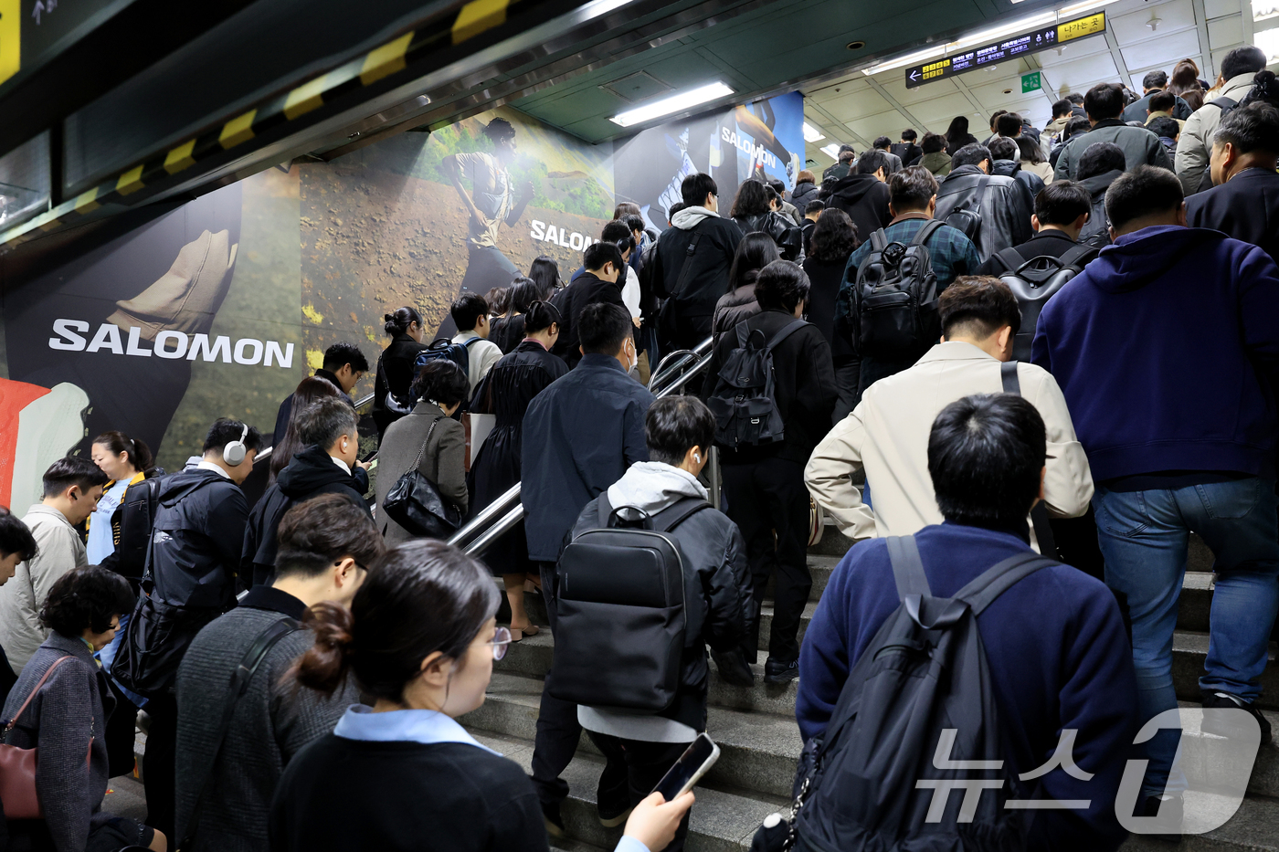 (서울=뉴스1) 이호윤 기자 = 기름값 부담과 차량 5부제의 영향으로 서울 대중교통 이용 시민들이 급격하게 늘어난 7일 서울 종로구 광화문역이 출근길 시민들로 붐비고 있다.이날 기 …