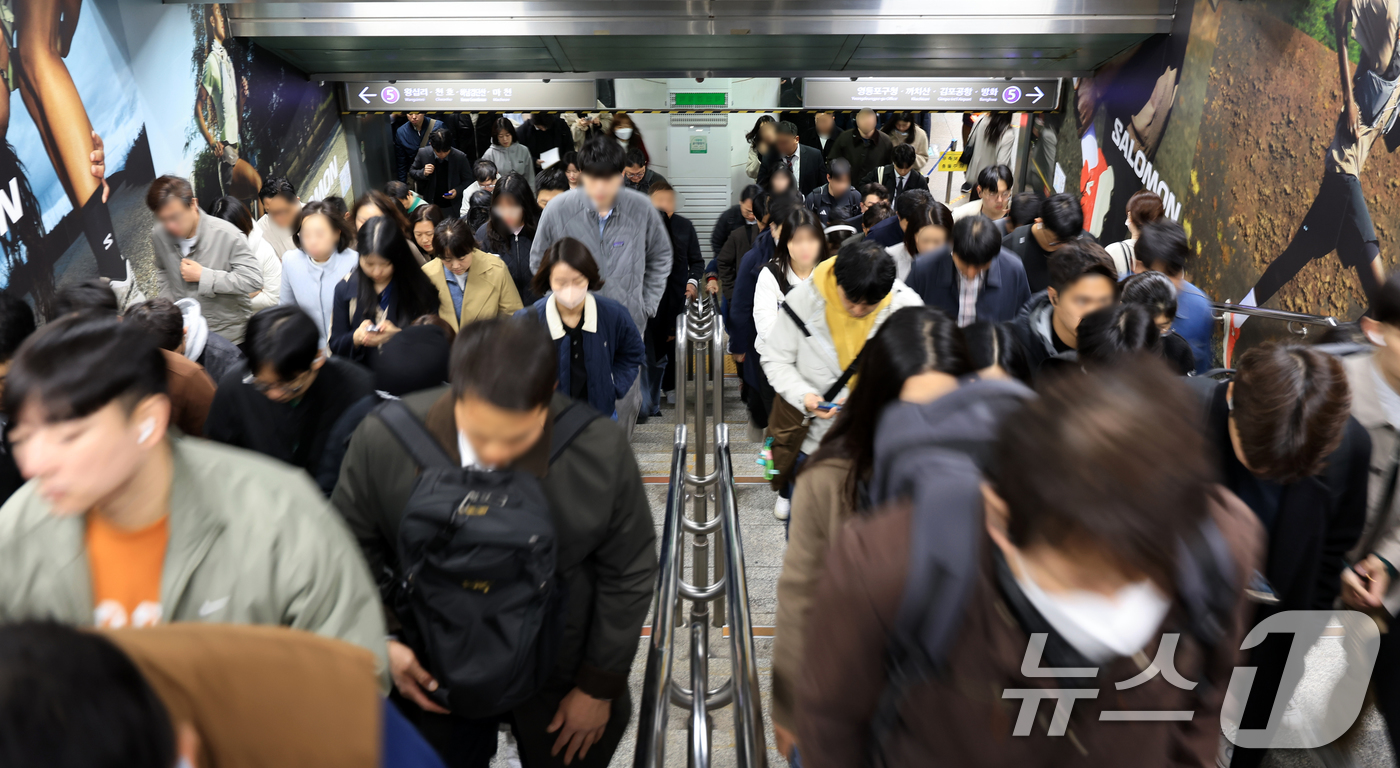 (서울=뉴스1) 이호윤 기자 = 기름값 부담과 차량 5부제의 영향으로 서울 대중교통 이용 시민들이 급격하게 늘어난 7일 서울 종로구 광화문역이 출근길 시민들로 붐비고 있다.이날 기 …