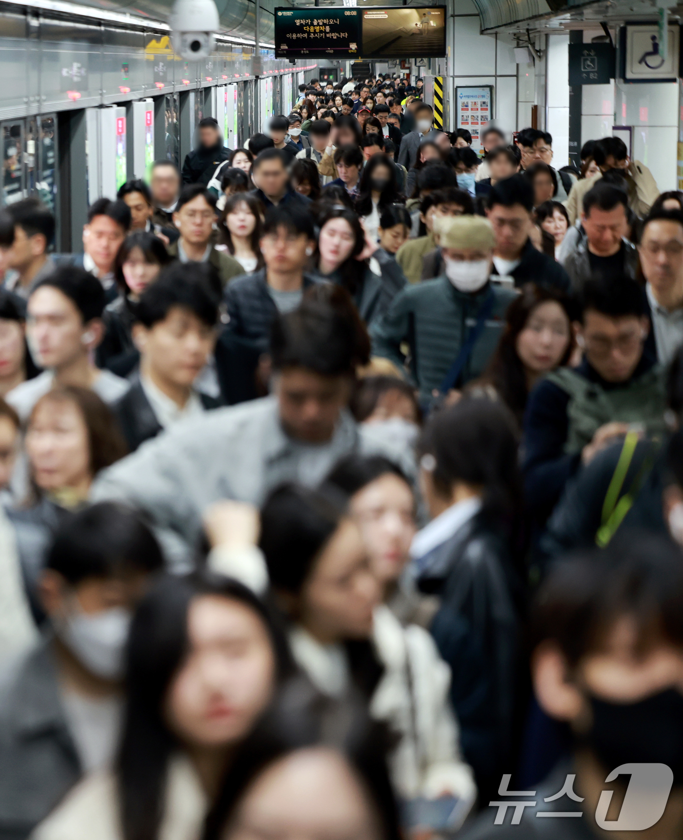 (서울=뉴스1) 이호윤 기자 = 기름값 부담과 차량 5부제의 영향으로 서울 대중교통 이용 시민들이 급격하게 늘어난 7일 서울 종로구 광화문역이 출근길 시민들로 붐비고 있다.이날 기 …