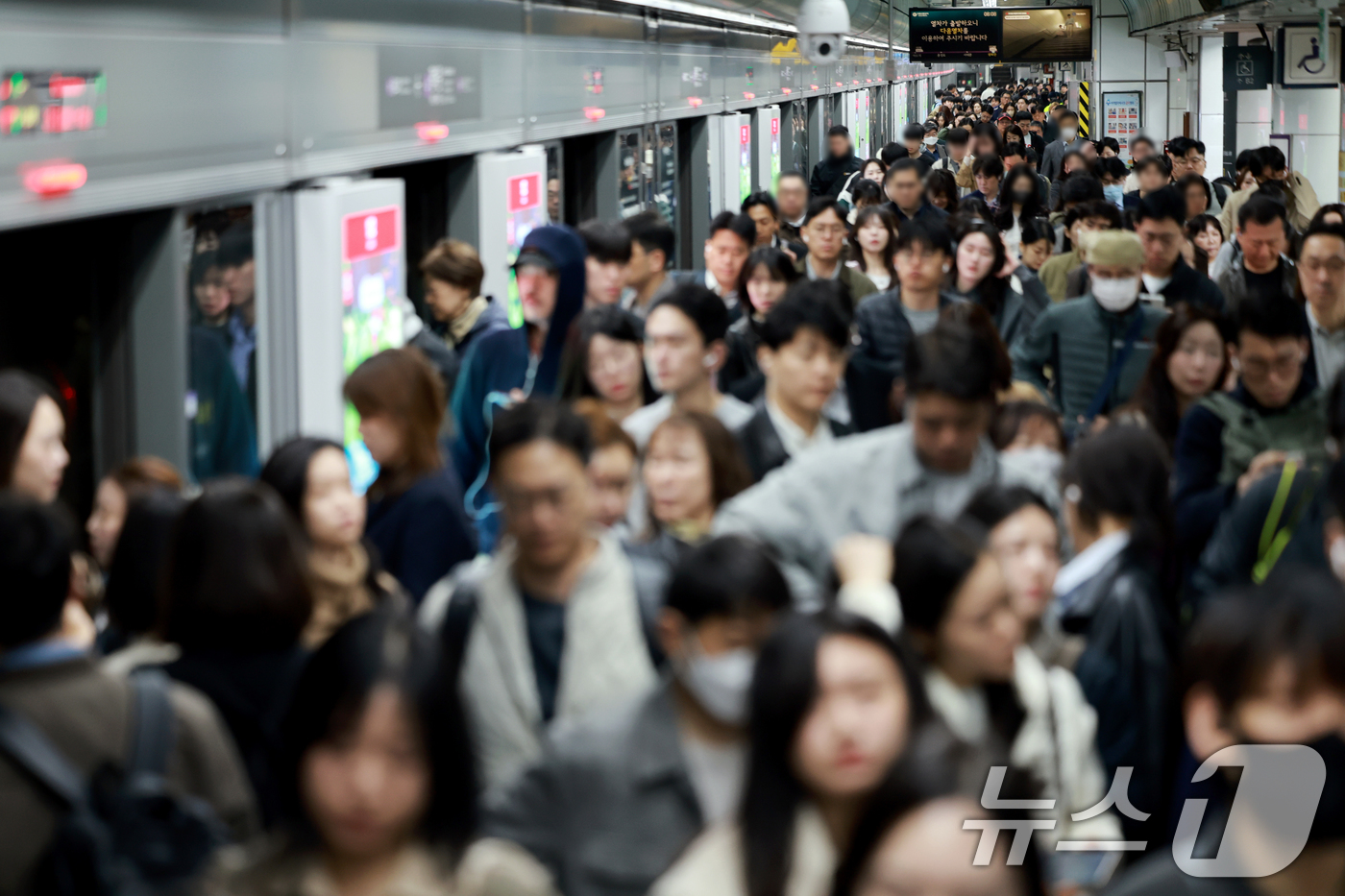 (서울=뉴스1) 이호윤 기자 = 기름값 부담과 차량 5부제의 영향으로 서울 대중교통 이용 시민들이 급격하게 늘어난 7일 서울 종로구 광화문역이 출근길 시민들로 붐비고 있다.이날 기 …