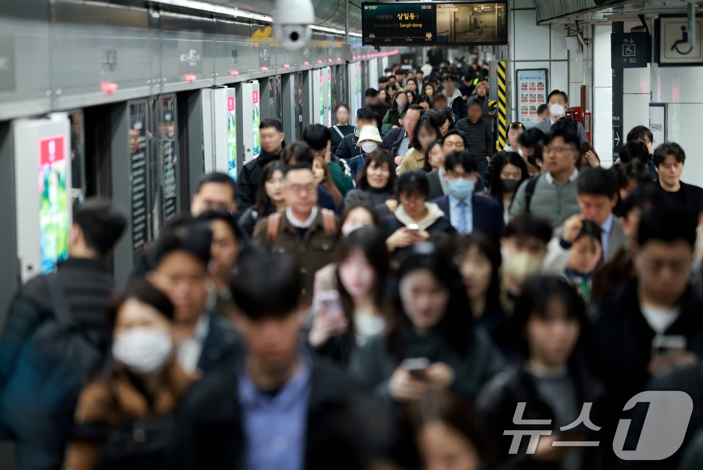 본문 이미지 - 기서울 종로구 광화문역이 출근길 시민들로 붐비고 있다.  ⓒ 뉴스1 이호윤 기자
