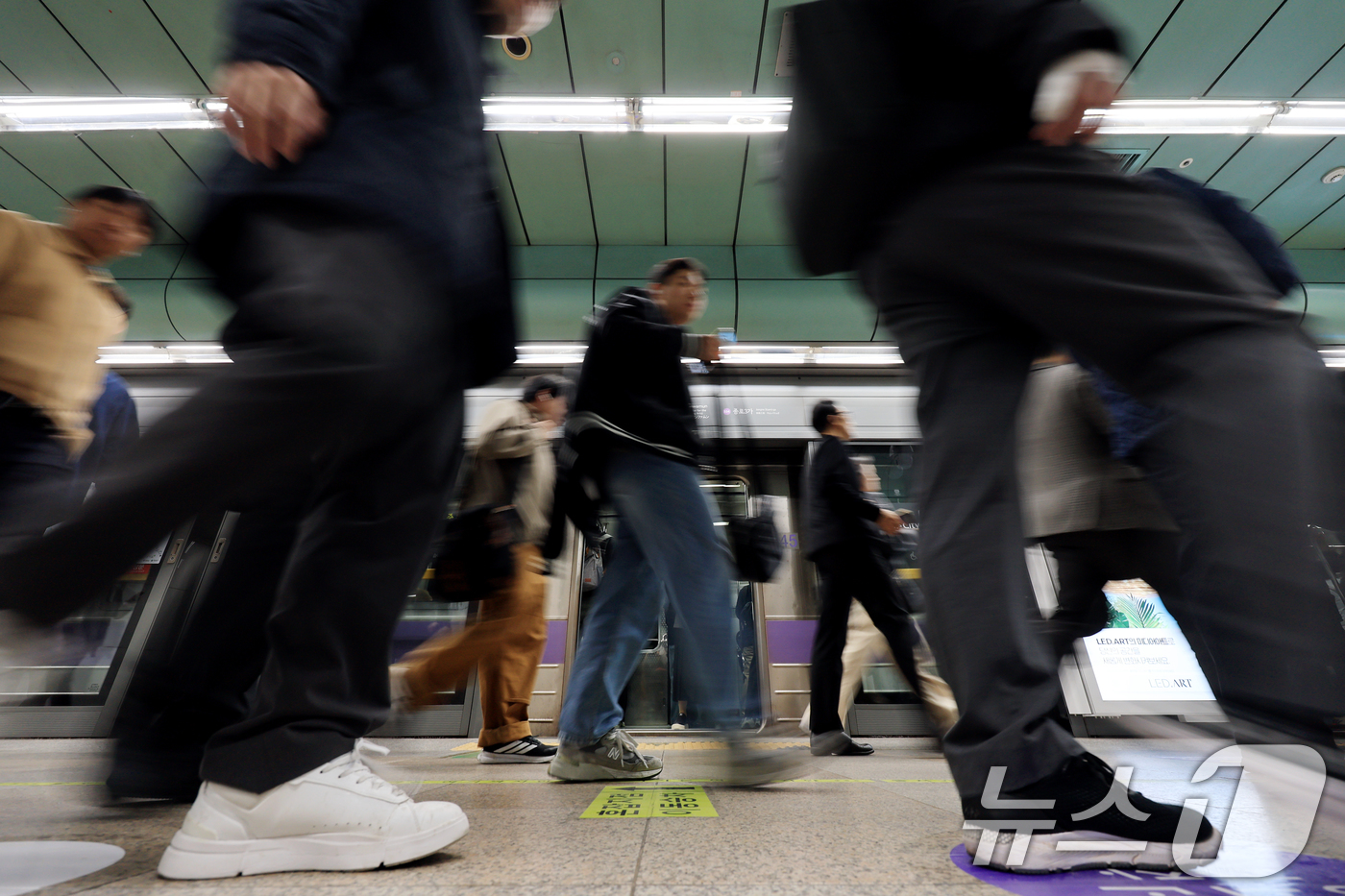 (서울=뉴스1) 이호윤 기자 = 기름값 부담과 차량 5부제의 영향으로 서울 대중교통 이용 시민들이 급격하게 늘어난 7일 서울 종로구 광화문역이 출근길 시민들로 붐비고 있다.이날 기 …