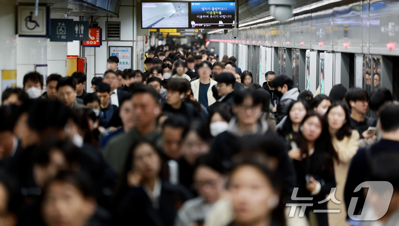 (서울=뉴스1) 이호윤 기자 = 기름값 부담과 차량 5부제의 영향으로 서울 대중교통 이용 시민들이 급격하게 늘어난 7일 서울 종로구 광화문역이 출근길 시민들로 붐비고 있다.이날 기 …