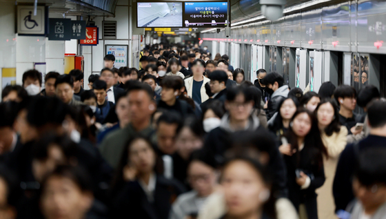 붐비는 지하철···기름값 상승에 대중교통 이용량 증가