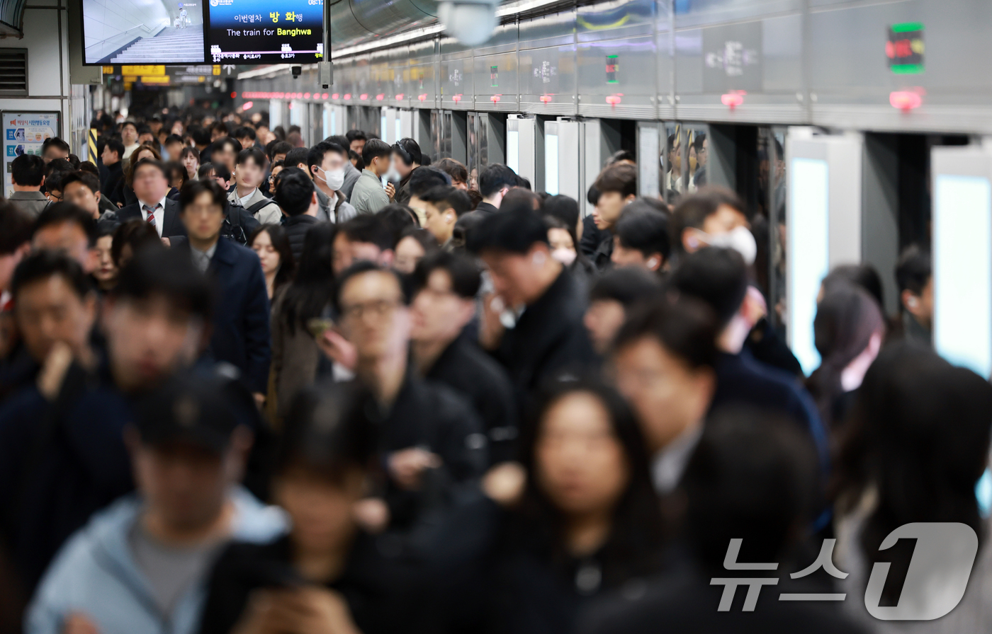 (서울=뉴스1) 이호윤 기자 = 기름값 부담과 차량 5부제의 영향으로 서울 대중교통 이용 시민들이 급격하게 늘어난 7일 서울 종로구 광화문역이 출근길 시민들로 붐비고 있다.이날 기 …