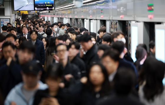 대중교통 이용하는 시민들