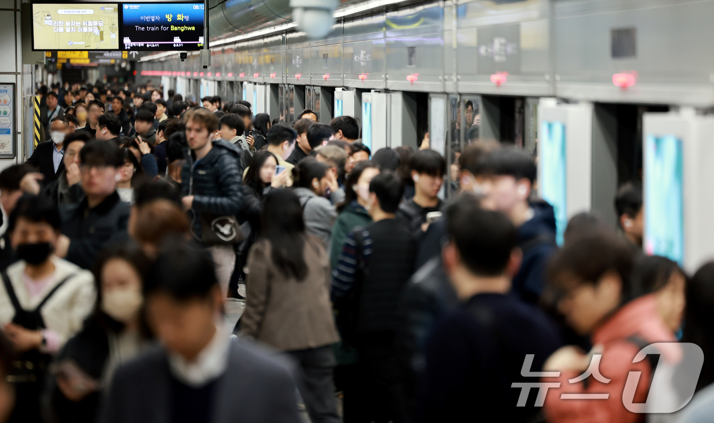 (서울=뉴스1) 이호윤 기자 = 기름값 부담과 차량 5부제의 영향으로 서울 대중교통 이용 시민들이 급격하게 늘어난 7일 서울 종로구 광화문역이 출근길 시민들로 붐비고 있다.이날 기 …