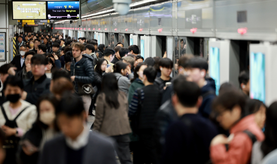 대중교통 이용객 급증했다···기름값 2000원 육박