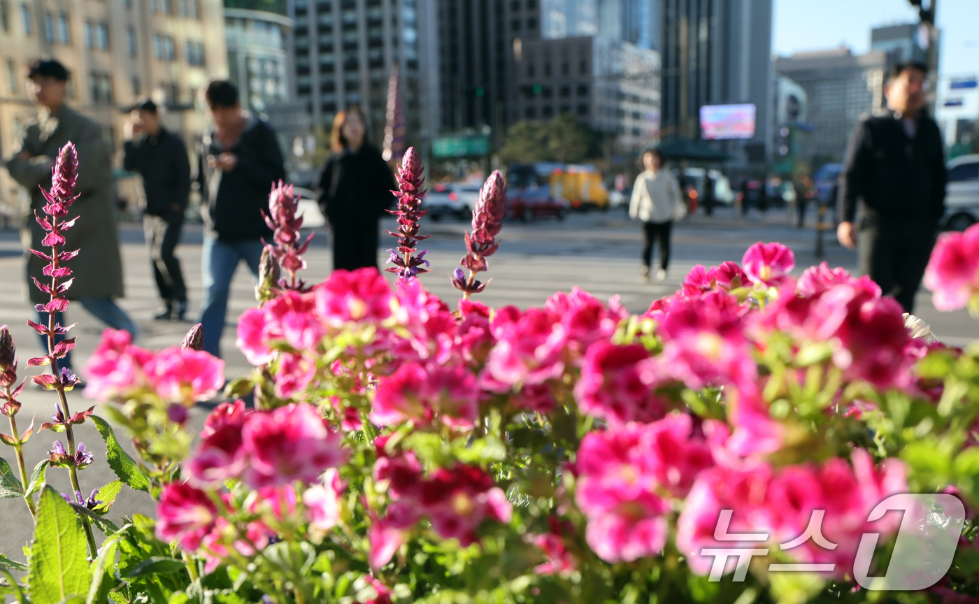 (서울=뉴스1) 황기선 기자 = 꽃샘추위가 찾아온 7일 오전 서울 광화문 사거리에서 출근길 시민들이 발걸음을 재촉하고 있다. 2026.4.7/뉴스1