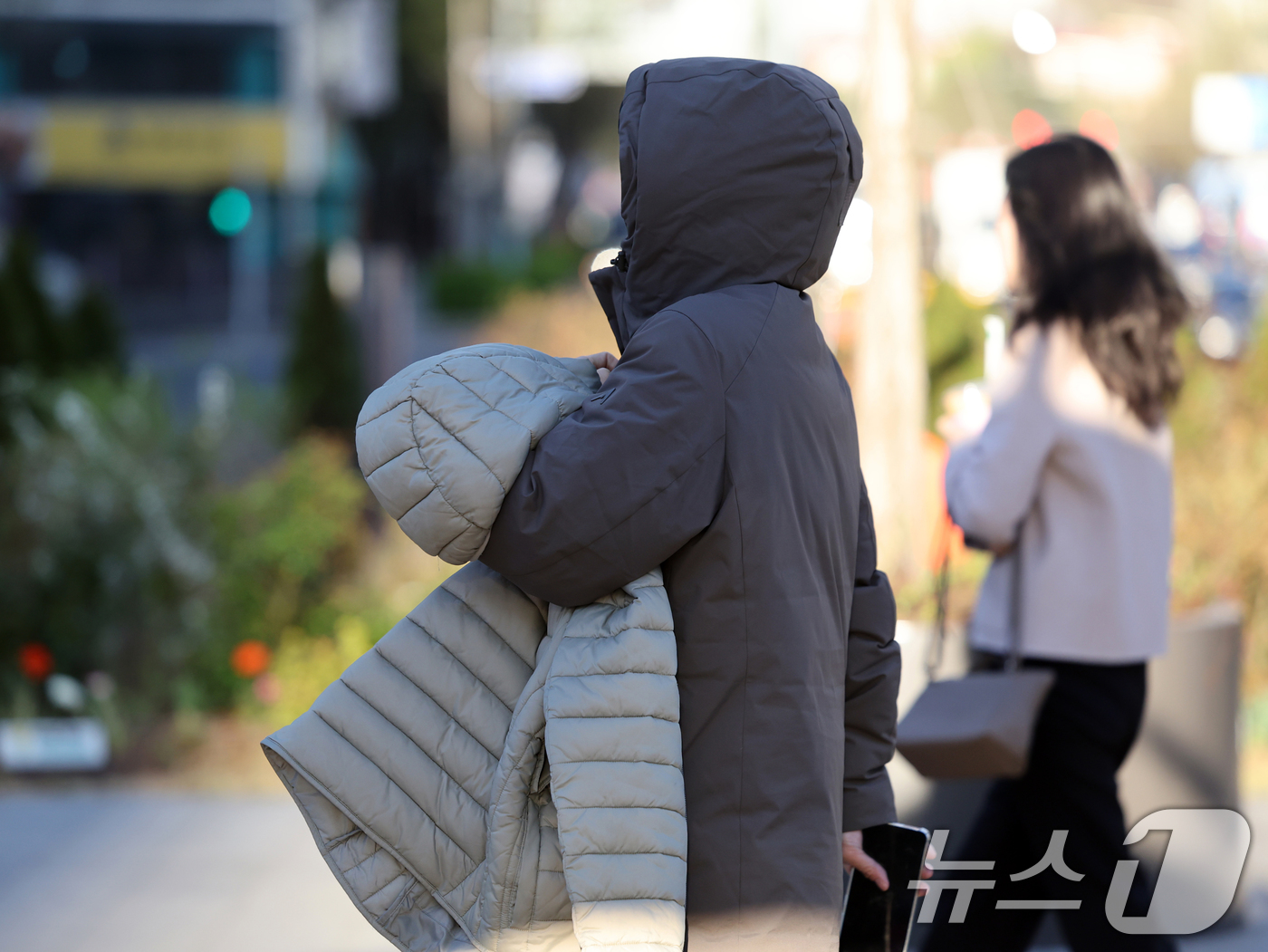 (서울=뉴스1) 황기선 기자 = 꽃샘추위가 찾아온 7일 오전 서울 광화문 사거리에서 출근길 시민들이 발걸음을 재촉하고 있다. 2026.4.7/뉴스1