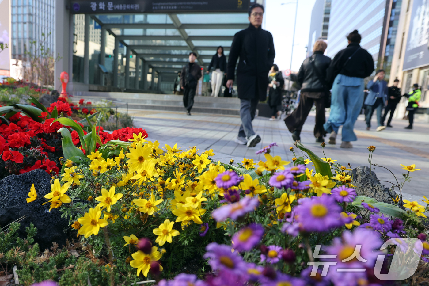 (서울=뉴스1) 황기선 기자 = 꽃샘추위가 찾아온 7일 오전 서울 광화문 사거리에서 출근길 시민들이 발걸음을 재촉하고 있다. 2026.4.7/뉴스1