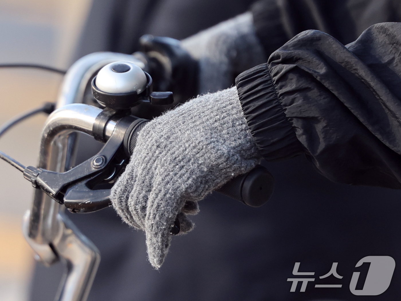 (서울=뉴스1) 황기선 기자 = 꽃샘추위가 찾아온 7일 오전 서울 광화문 사거리에서 출근길 장갑을 착용한 시민이 자전거를 타고 있다.  2026.4.7/뉴스1