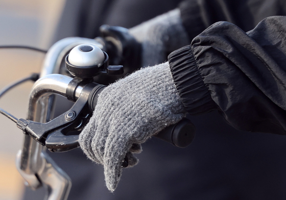 꽃샘추위에 손이 '꽁꽁'