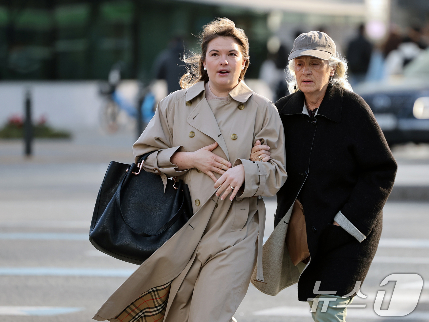 (서울=뉴스1) 황기선 기자 = 꽃샘추위가 찾아온 7일 오전 서울 광화문 사거리에서 외국인 관광객들이 발걸음을 재촉하고 있다. 2026.4.7/뉴스1