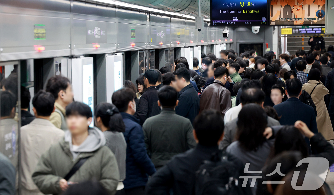 (서울=뉴스1) 이호윤 기자 = 기름값 부담과 차량 5부제의 영향으로 서울 대중교통 이용 시민들이 급격하게 늘어난 7일 서울 종로구 광화문역이 출근길 시민들로 붐비고 있다.이날 기 …