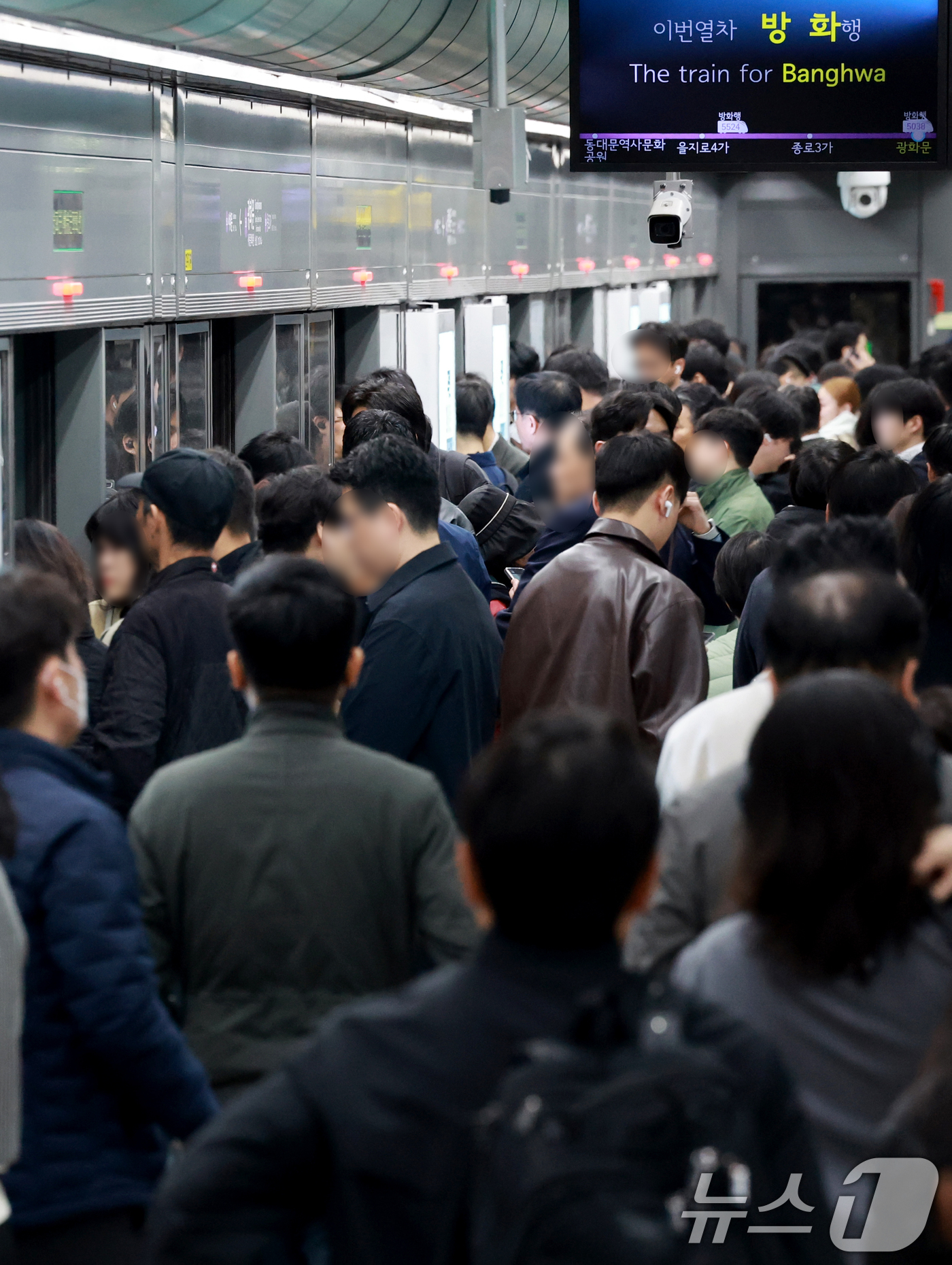 (서울=뉴스1) 이호윤 기자 = 기름값 부담과 차량 5부제의 영향으로 서울 대중교통 이용 시민들이 급격하게 늘어난 7일 서울 종로구 광화문역이 출근길 시민들로 붐비고 있다.이날 기 …