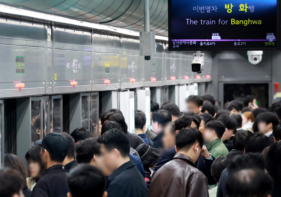 휘발유 2000원시대 코앞···대중교통 이용하는 시민들