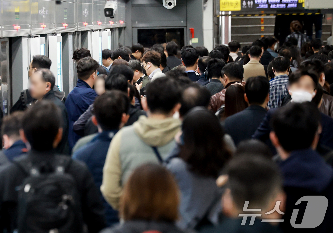 (서울=뉴스1) 이호윤 기자 = 기름값 부담과 차량 5부제의 영향으로 서울 대중교통 이용 시민들이 급격하게 늘어난 7일 서울 종로구 광화문역이 출근길 시민들로 붐비고 있다.이날 기 …