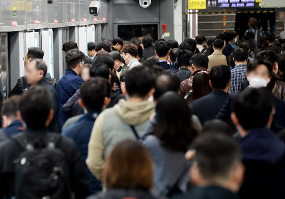차량 5부제와 기름값 상승 영향으로 대중교통 이용객 급등