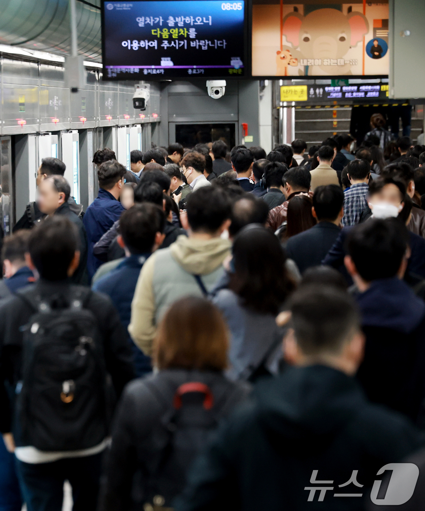 (서울=뉴스1) 이호윤 기자 = 기름값 부담과 차량 5부제의 영향으로 서울 대중교통 이용 시민들이 급격하게 늘어난 7일 서울 종로구 광화문역이 출근길 시민들로 붐비고 있다.이날 기 …