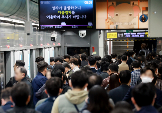 차량 5부제와 기름값 상승 영향으로 대중교통 이용객 급등