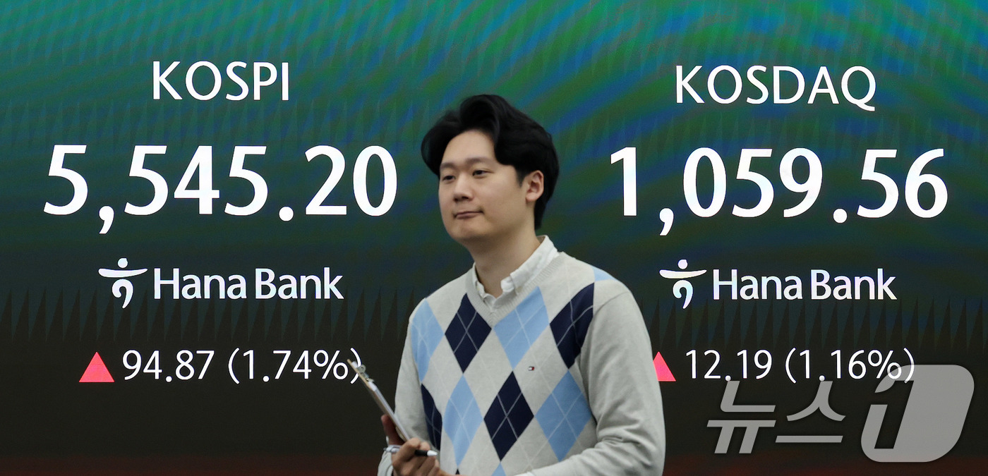 (서울=뉴스1) 박지혜 기자 = 코스피 지수가 휴전 기대감과 삼성전자 어닝 서프라이즈에 힘입어 상승 출발한 7일 서울 중구 하나은행 딜링룸 현황판에 증시 시황이 표시되고 있다. 2 …