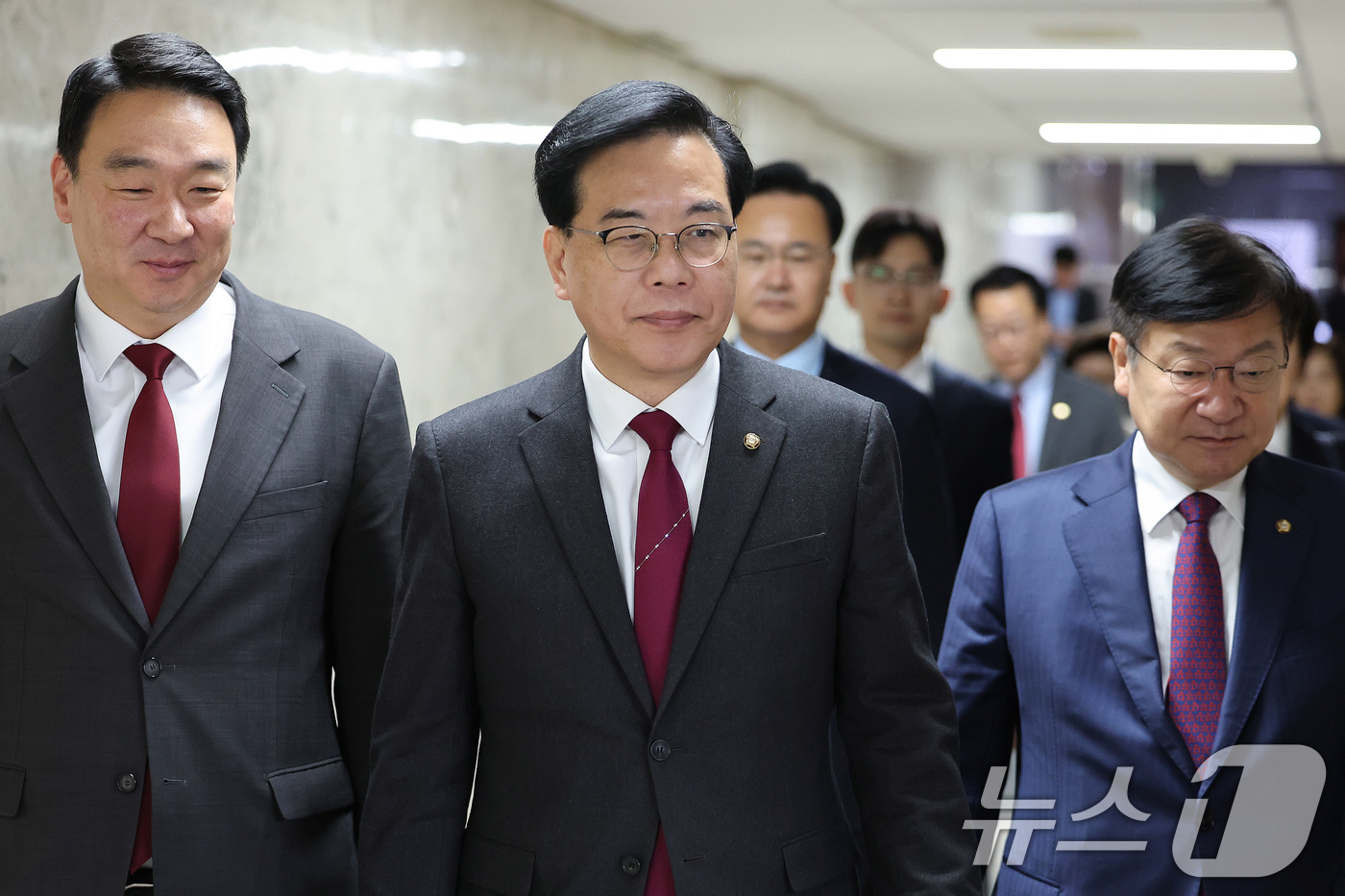 (서울=뉴스1) 신웅수 기자 = 송언석 국민의힘 원내대표가 7일 서울 여의도 국회에서 열린 원내대책회의에 참석하고 있다. 2026.4.7/뉴스1