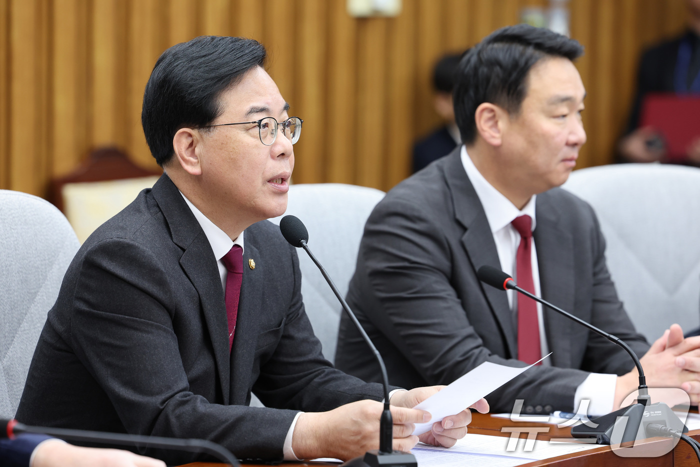 (서울=뉴스1) 신웅수 기자 = 송언석 국민의힘 원내대표가 7일 서울 여의도 국회에서 열린 원내대책회의에서 발언하고 있다. 2026.4.7/뉴스1