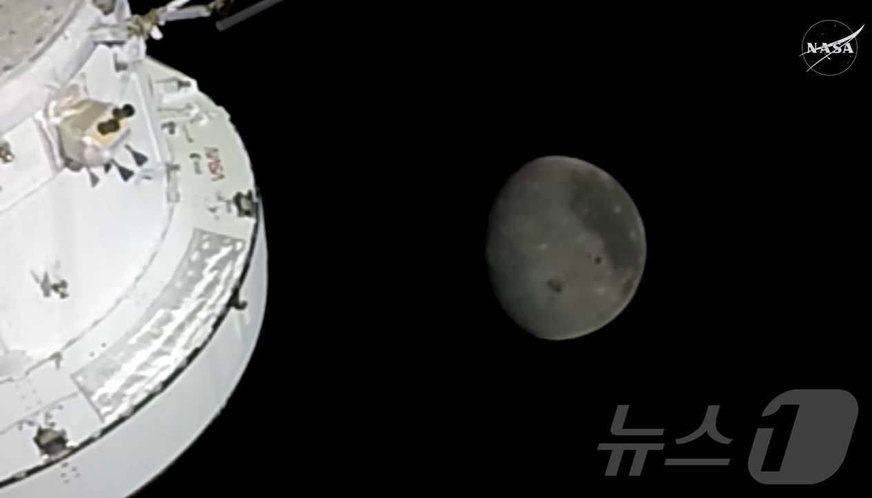 (서울=뉴스1) = 7일(한국시간) 새벽 2시 26분 미국 항공우주국(NASA)의 '아르테미스 2호'는 지구로부터 24만 8,655마일(약 39만 2000km) 지점을 통과했다고 …