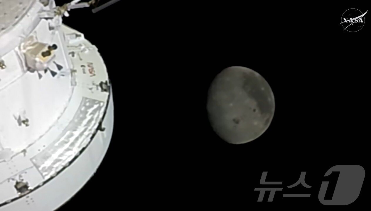 본문 이미지 - 7일(한국시간) 새벽 2시 26분 미국 항공우주국(NASA)의 '아르테미스 2호'는 지구로부터 24만 8,655마일(약 39만 2000km) 지점을 통과했다고 미국 항공우주국이 밝혔다. 이는 인류 역사상 지구로부터 가장 멀리 이동한 기록이다. 사진은 아르테미스 2호가 달에 접근하는 모습. (NASA 유튜브 생중계 갈무리. 재판매 및 DB 금지) 2026.4.7 ⓒ 뉴스1
