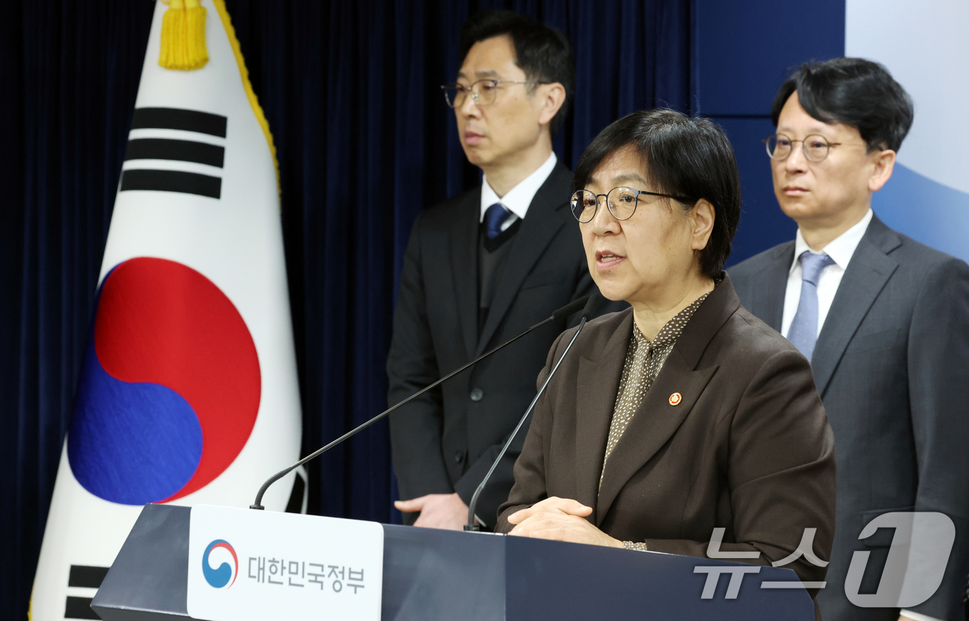 (서울=뉴스1) 김명섭 기자 = 정은경 보건복지부 장관이 7일 서울 종로구 세종대로 정부서울청사에서 의료제품 수급대응 관계부처 합동 브리핑을 하고 있다.  2026.4.7/뉴스1