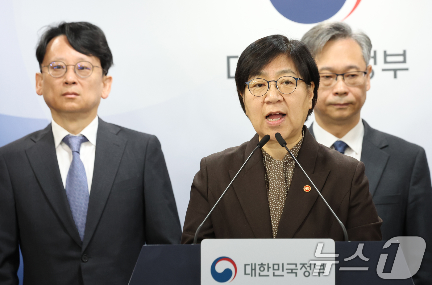 (서울=뉴스1) 김명섭 기자 = 정은경 보건복지부 장관이 7일 서울 종로구 세종대로 정부서울청사에서 의료제품 수급대응 관계부처 합동 브리핑을 하고 있다.  2026.4.7/뉴스1