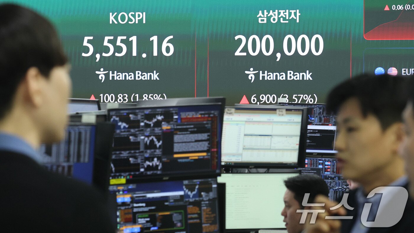 본문 이미지 - 코스피 지수가 휴전 기대감과 삼성전자 어닝 서프라이즈에 힘입어 상승 출발한 7일 서울 중구 하나은행 딜링룸 현황판에 증시 시황이 표시되고 있다. 2026.4.7 ⓒ 뉴스1 박지혜 기자