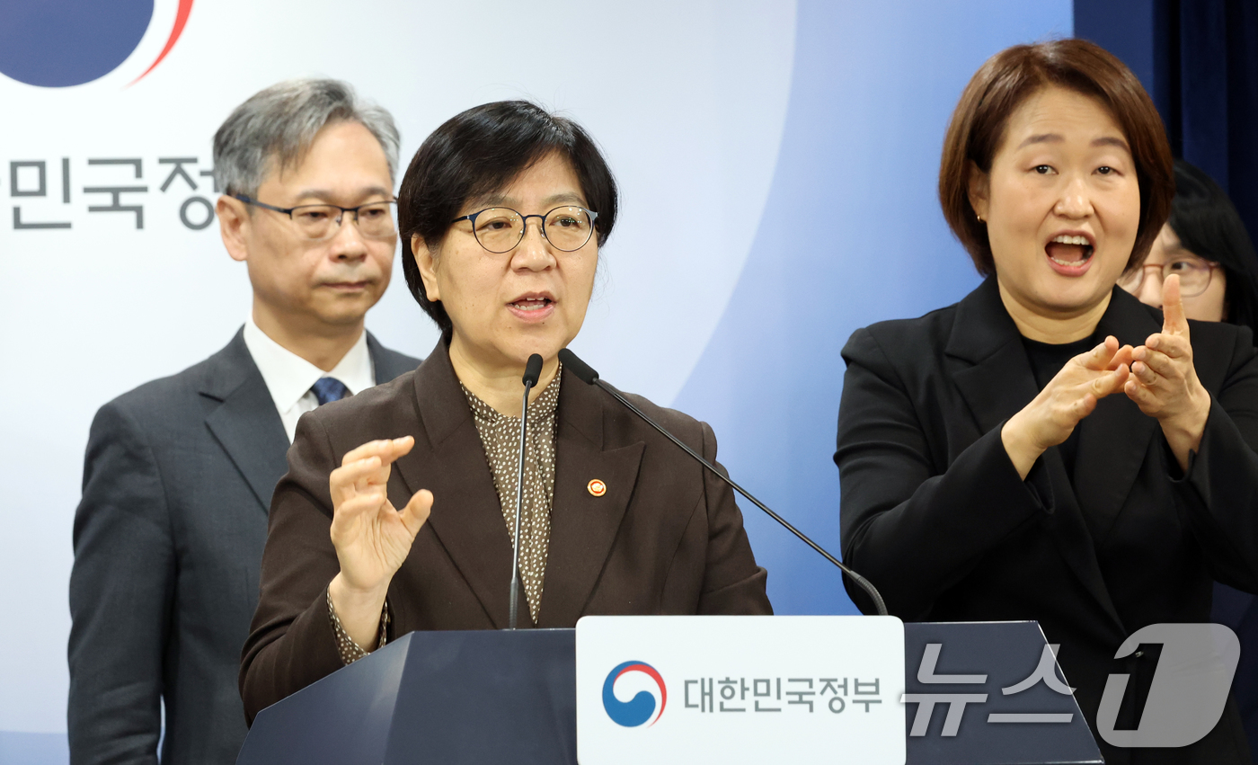 (서울=뉴스1) 김명섭 기자 = 정은경 보건복지부 장관이 7일 서울 종로구 세종대로 정부서울청사에서 의료제품 수급대응 관계부처 합동 브리핑을 하고 있다.  2026.4.7/뉴스1