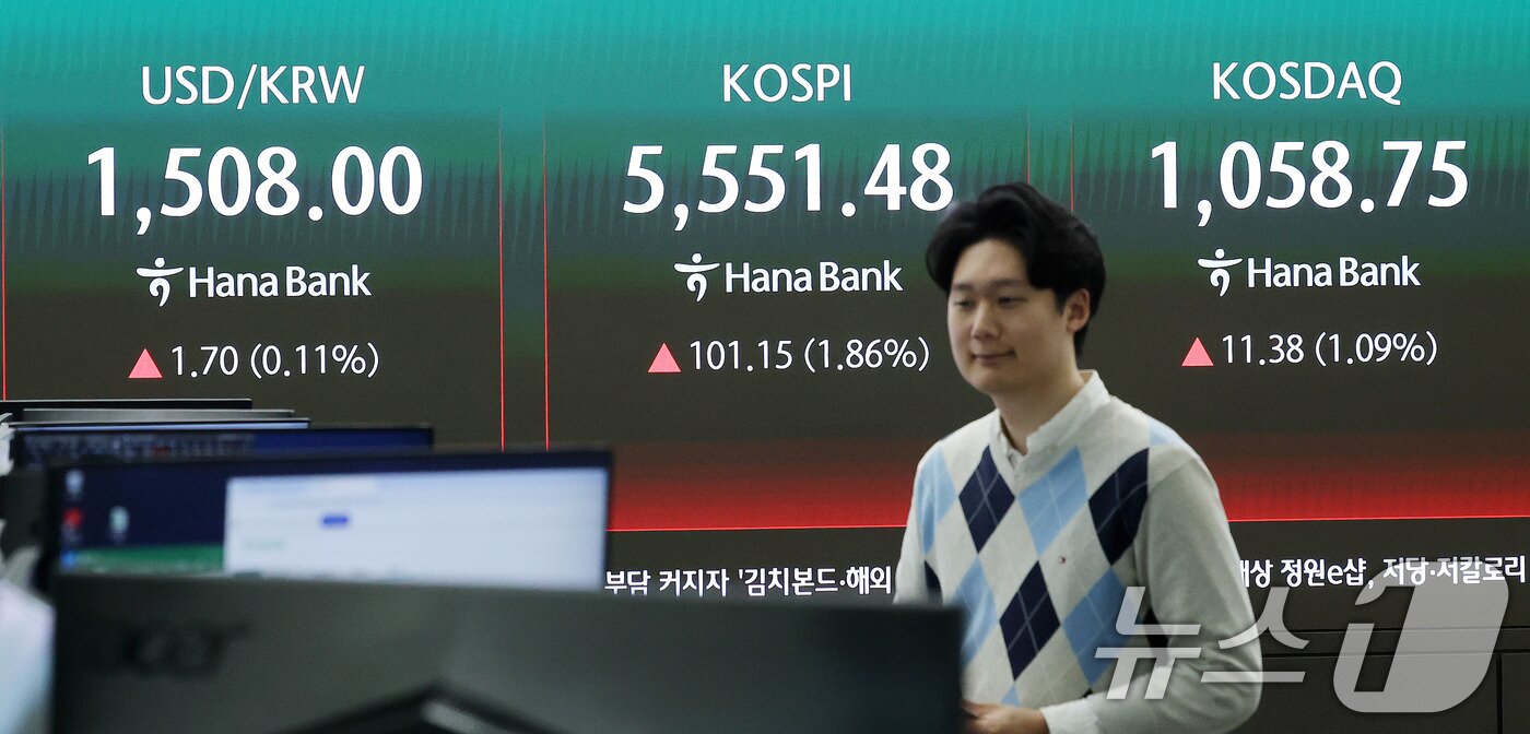 본문 이미지 - 코스피 지수가 휴전 기대감과 삼성전자 어닝 서프라이즈에 힘입어 상승 출발한 7일 서울 중구 하나은행 딜링룸 현황판에 증시 시황이 표시되고 있다. 2026.4.7 ⓒ 뉴스1 박지혜 기자