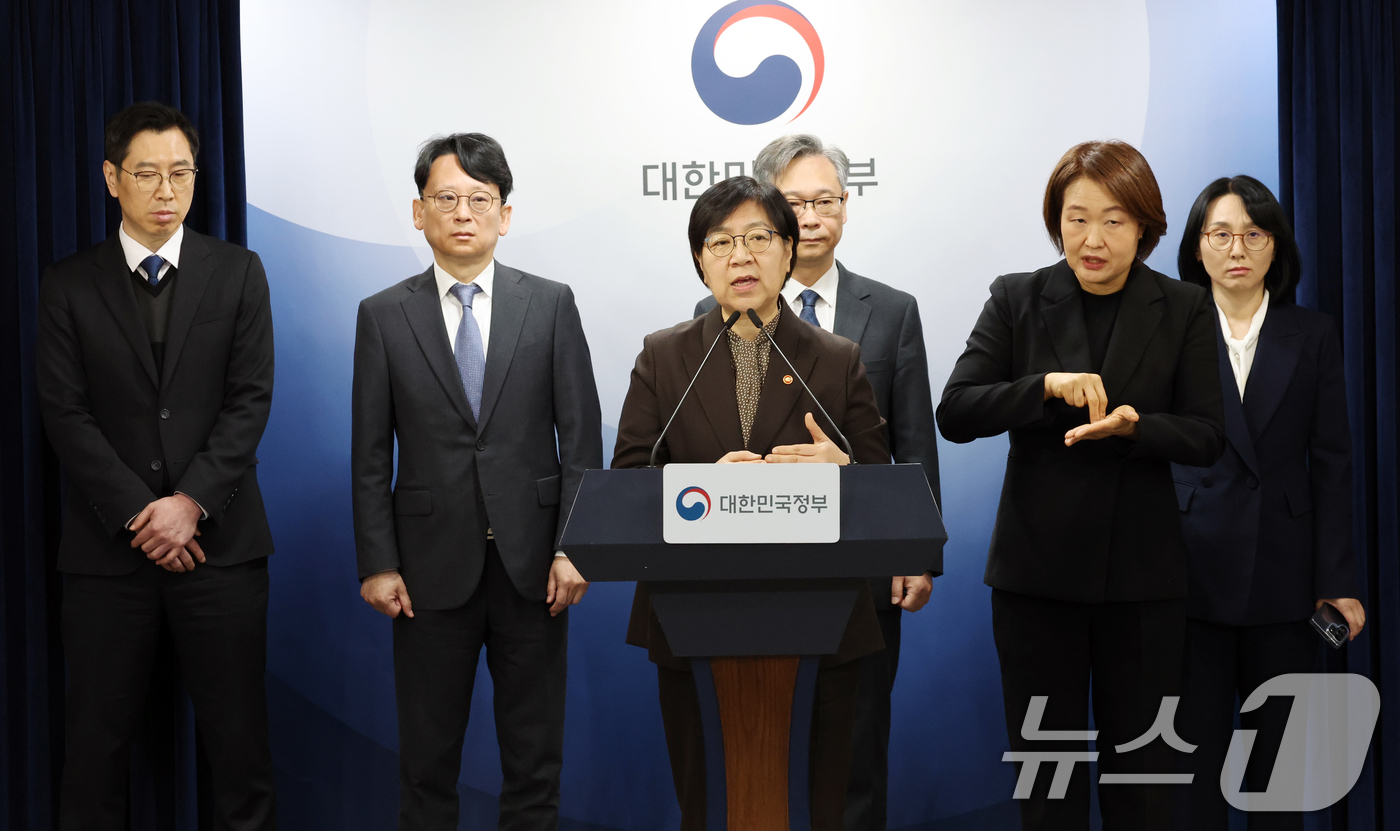 (서울=뉴스1) 김명섭 기자 = 정은경 보건복지부 장관이 7일 서울 종로구 세종대로 정부서울청사에서 의료제품 수급대응 관계부처 합동 브리핑을 하고 있다.  2026.4.7/뉴스1
