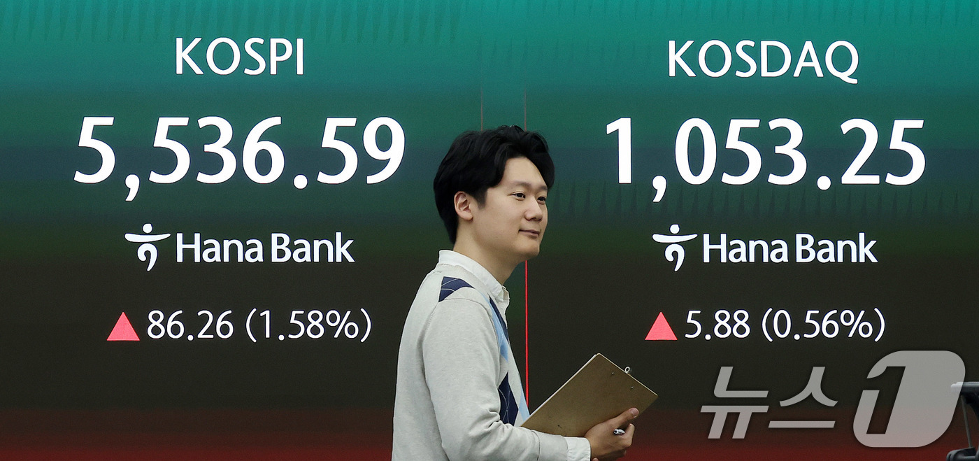 (서울=뉴스1) 박지혜 기자 = 코스피 지수가 휴전 기대감과 삼성전자 어닝 서프라이즈에 힘입어 상승 출발한 7일 서울 중구 하나은행 딜링룸 현황판에 증시 시황이 표시되고 있다. 2 …