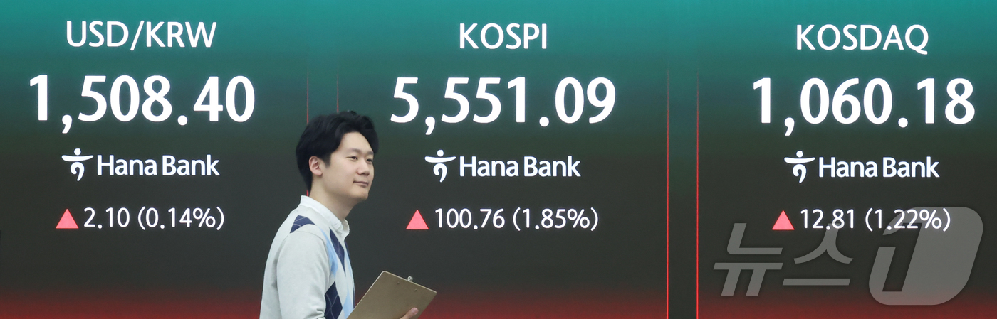 (서울=뉴스1) 이종수 인턴기자 = 코스피와 코스닥이 동반 상승 출발한 7일 오전 서울 중구 하나은행 딜링룸 현황판에 환율·코스피·코스닥 지수가 표시되고 있다. 2026.4.7/뉴 …