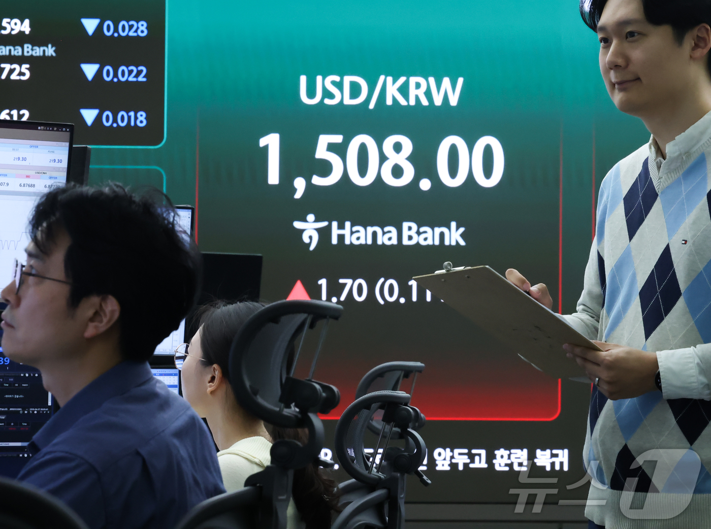 (서울=뉴스1) 이종수 인턴기자 = 7일 오전 서울 중구 하나은행 딜링룸 현황판에 환율이 표시되고 있다. 2026.4.7/뉴스1