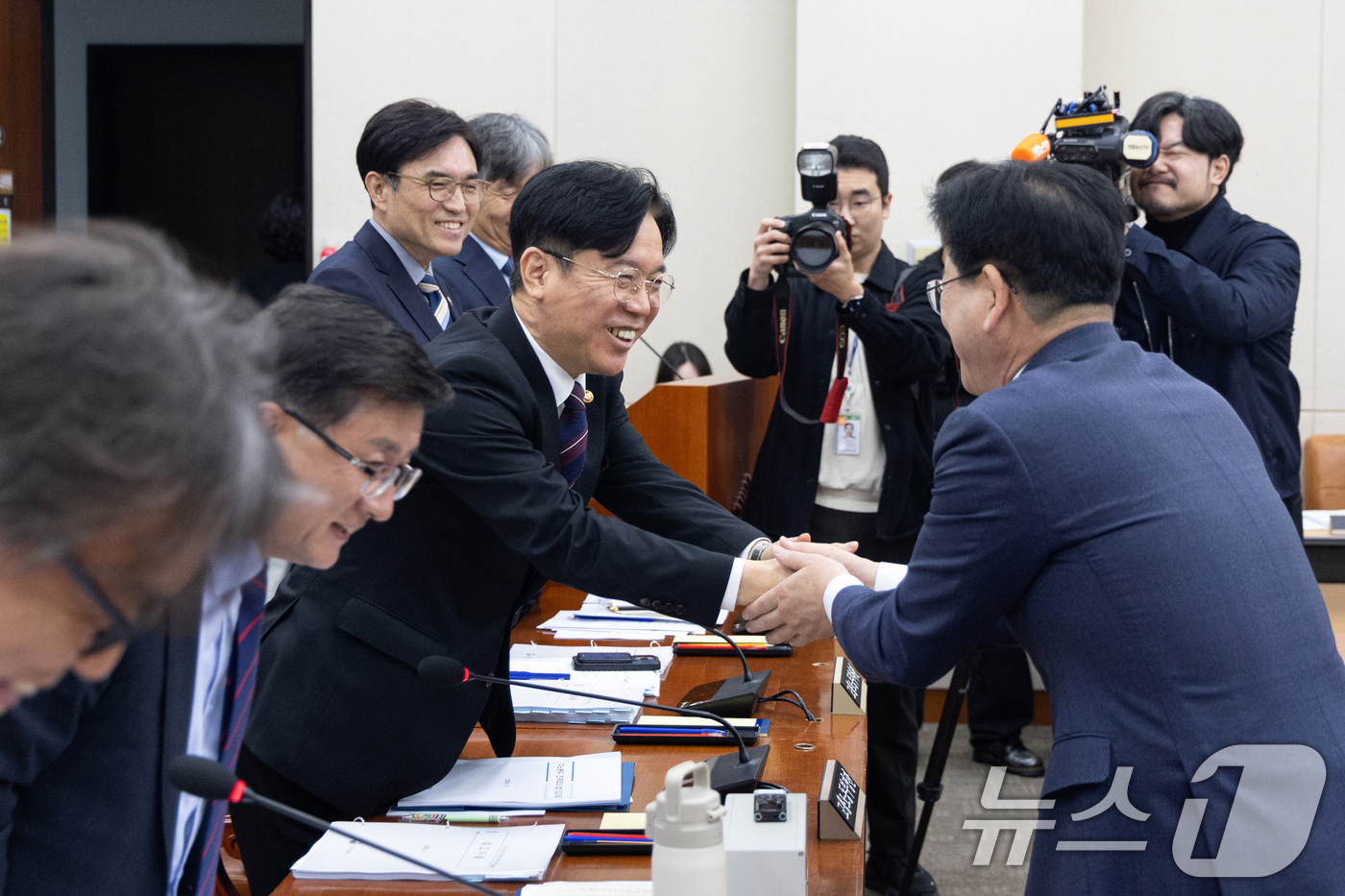 (서울=뉴스1) 이승배 기자 = 7일 서울 여의도 국회에서 열린 제434회국회(임시회) 기후에너지환경노동위원회 1차 전체회의에서 김정호 신임 위원장이 김영훈 고용노동부 장관을 비롯 …