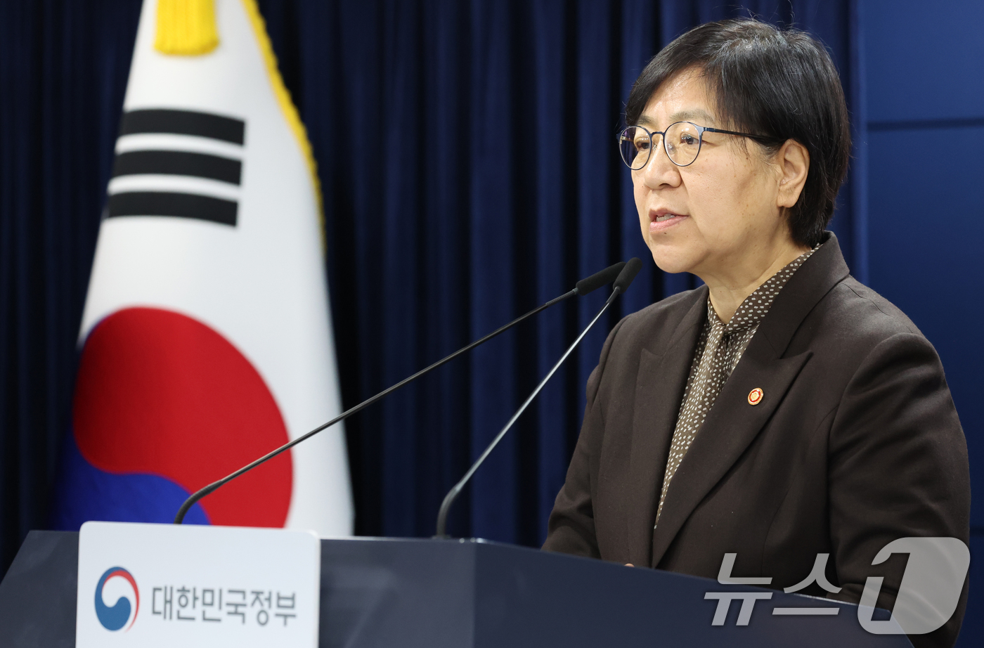 (서울=뉴스1) 김명섭 기자 = 정은경 보건복지부 장관이 7일 서울 종로구 세종대로 정부서울청사에서 의료제품 수급대응 관계부처 합동 브리핑을 하고 있다.  2026.4.7/뉴스1