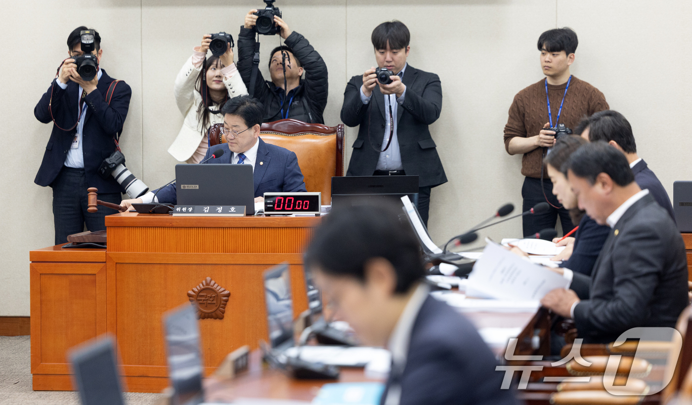 (서울=뉴스1) 이승배 기자 = 7일 서울 여의도 국회에서 열린 제434회국회(임시회) 기후에너지환경노동위원회 1차 전체회의에서 김정호 신임 위원장이 의사진행을 하고 있다. 202 …