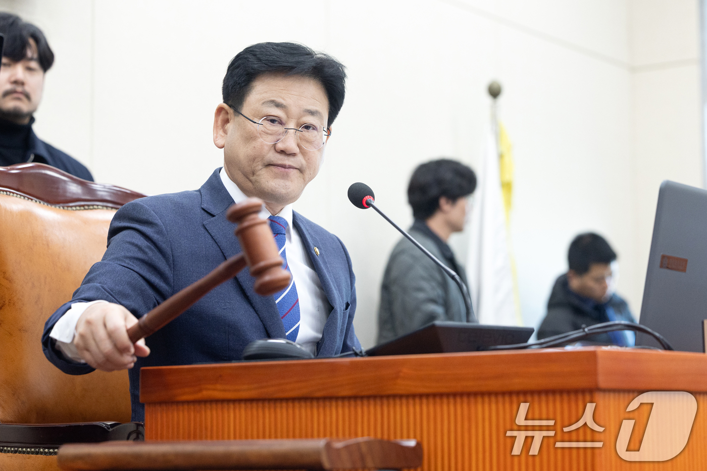 (서울=뉴스1) 이승배 기자 = 7일 서울 여의도 국회에서 열린 제434회국회(임시회) 기후에너지환경노동위원회 1차 전체회의에서 김정호 신임 위원장이 의사봉을 두드리고 있다. 20 …